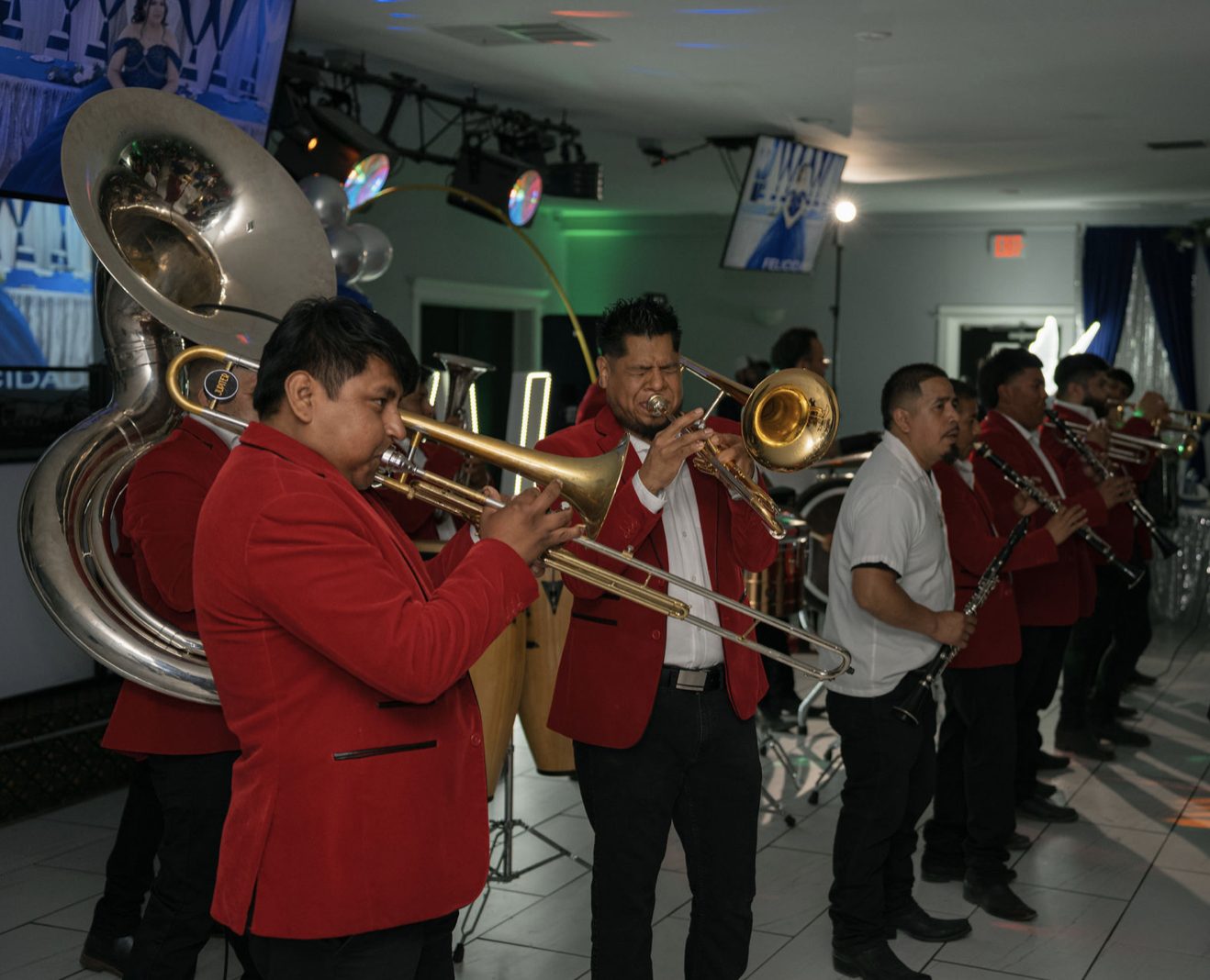 Live banda performing