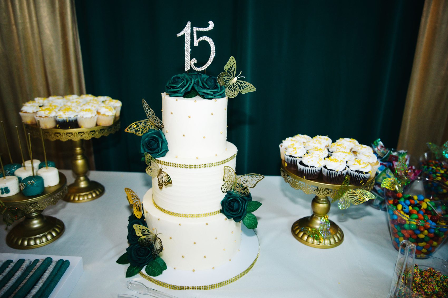 Quinceañera cake with the number 15
